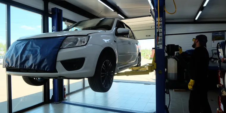 Автомобиль на подъёмнике в автотехцентре